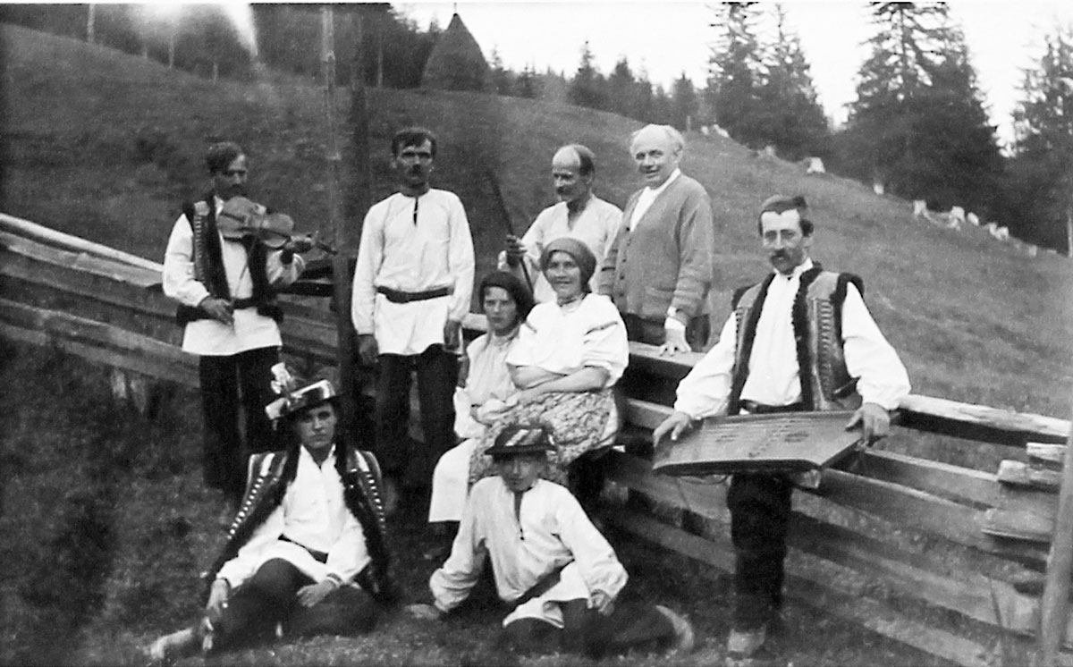 VincenzDialog_11_1 Stanisław Vincenz with Hutsul neighbours, 1938