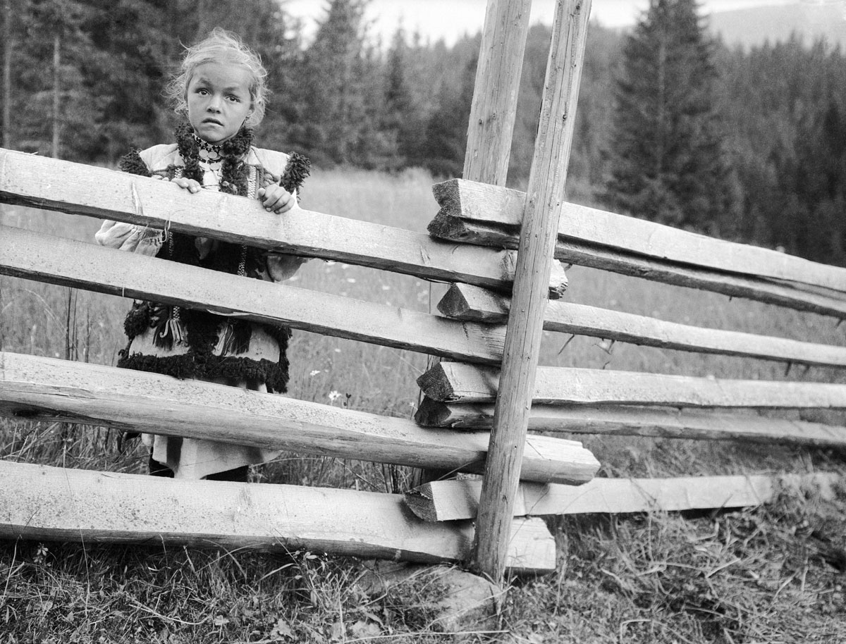 VincenzDialog_11_2 A Hutsul child, 1933, photo by L. Cipriani