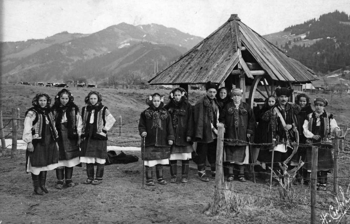 VincenzDialog_12_3 Hutsuls on a postcard based on a photo by M. Seńkowski, 1925, the collection of PME