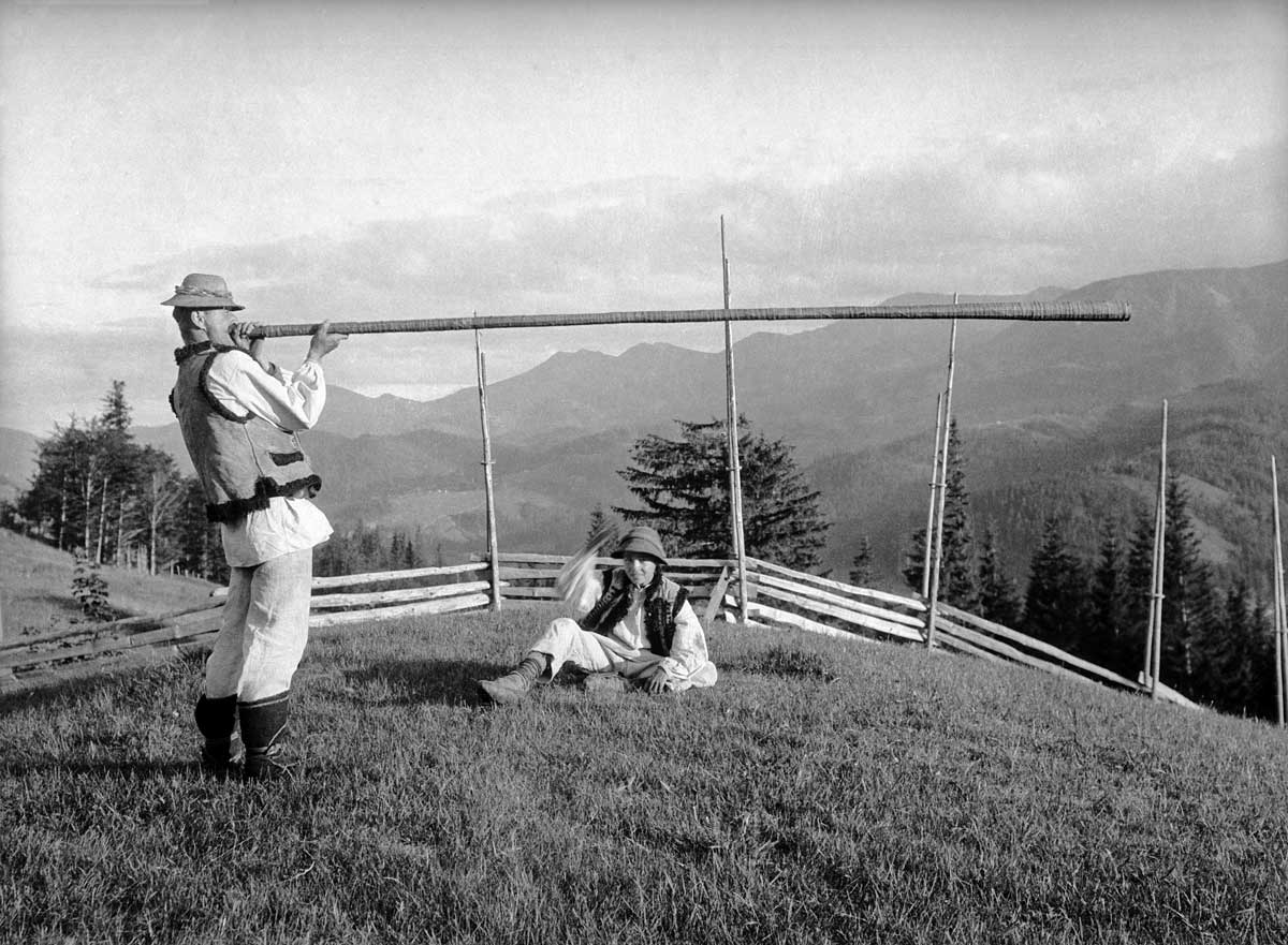 A Hutsul is playing the trembita, 1933, photo by L. Cipriani 