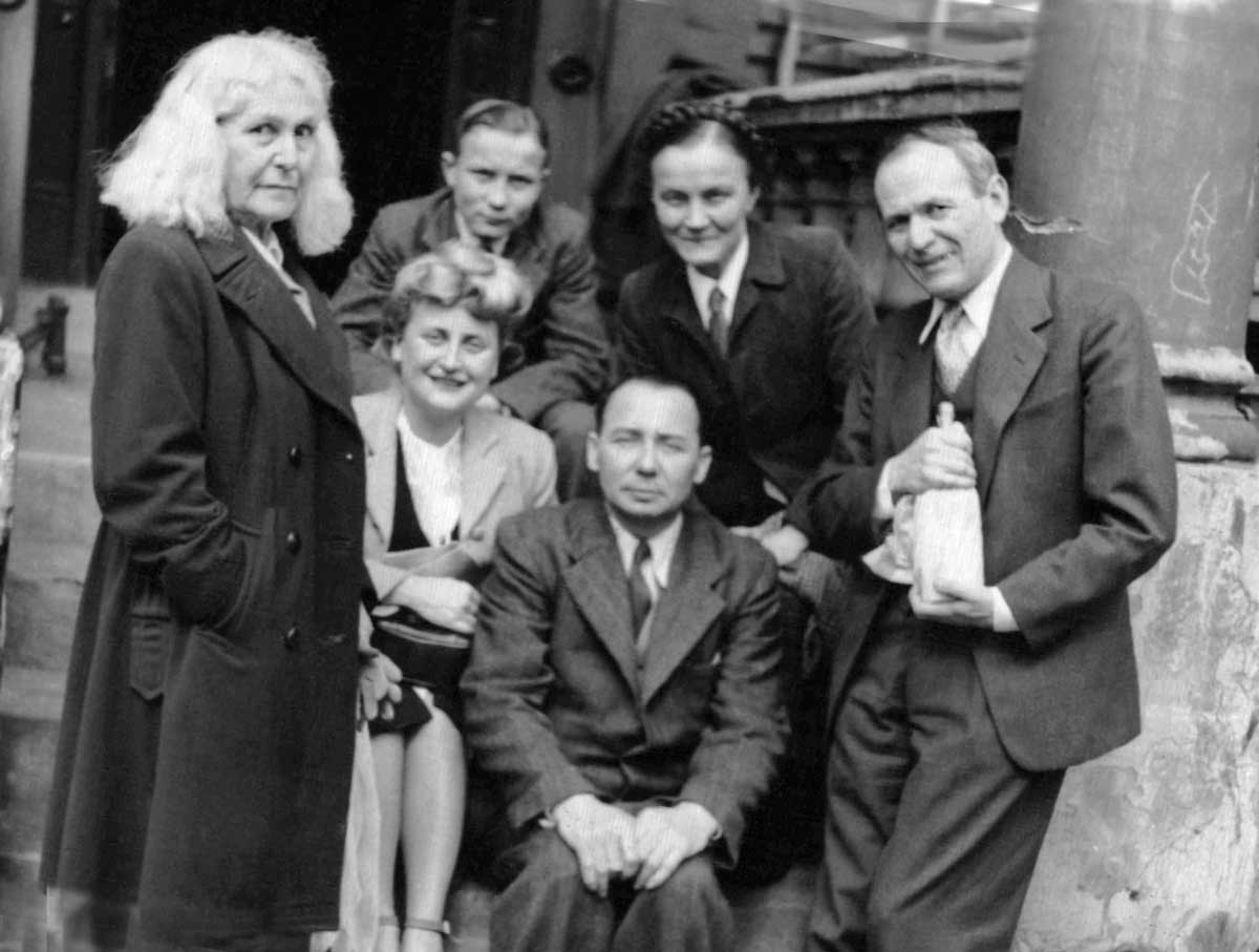 VincenzDialog_14_4 Lena Vincenz with her family and son’s friends, London, 1952