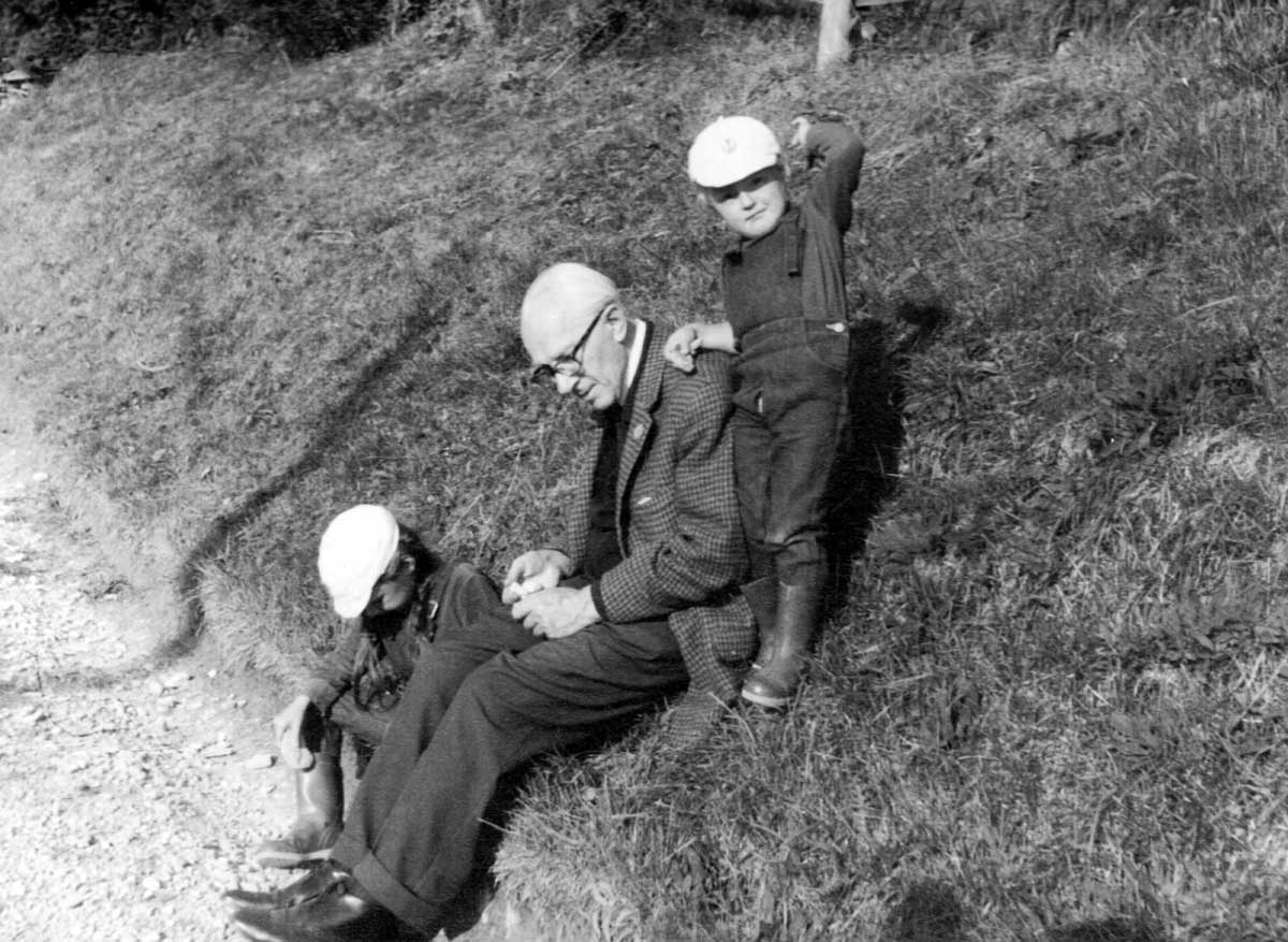 Jerzy Stempowski with the grandchildren of Stanisław Vincenz, Adelboden, 1967