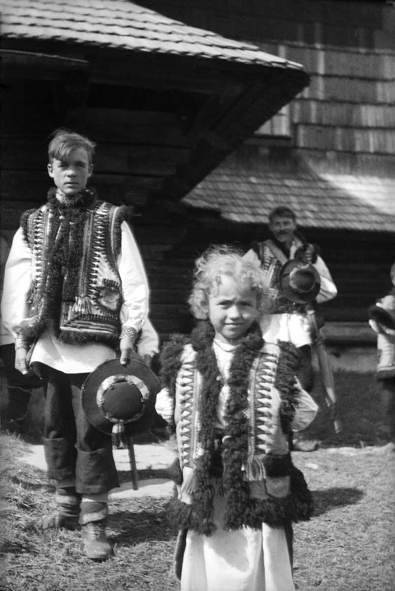 Hutsuls, 1933, photo by L. Cipriani