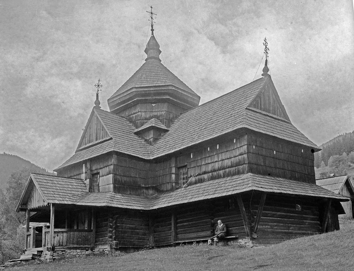Stanisław Vincenz by the church in Krzyworównia, 1933, photo by L. Cipriani